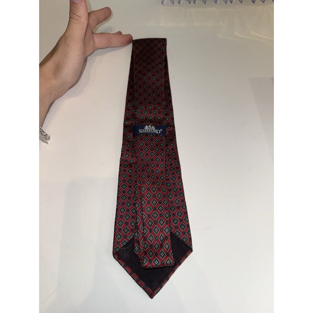 Stafford Men's Neck Tie Red Shades Geometric Flowers White Accent NWOT 3.25 Inch